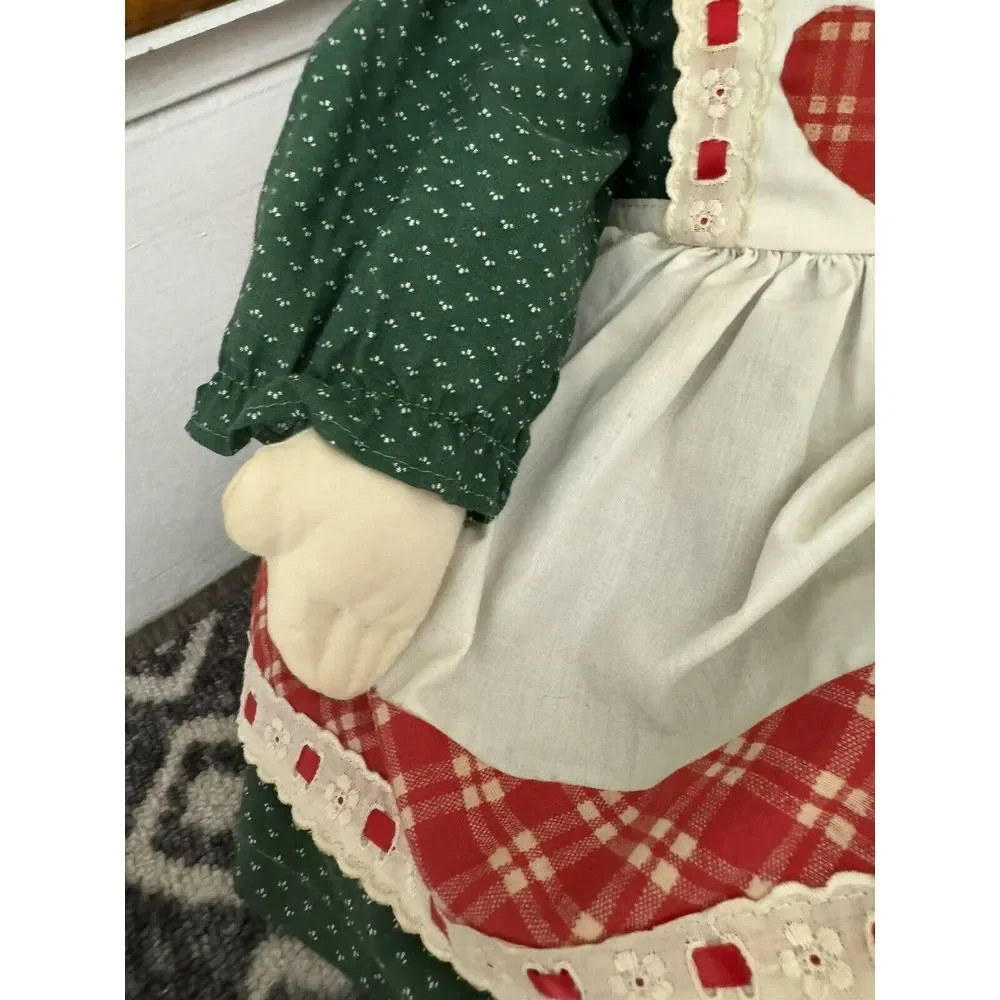 Vintage House‎ Of Hatten Soft Cloth Girl Doll Braids Green Dress Heart Apron 80s